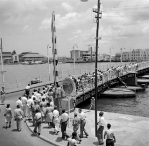 De Koningin Emmabrug gezien vanaf Punda in Willemstad op Curaçao, Bestanddeelnr 252-7238
