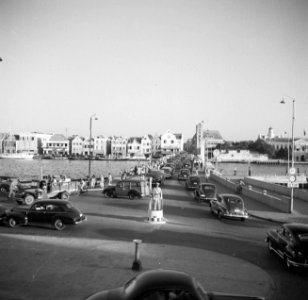 De Koningin Emmabrug gezien vanaf Punda in Willemstad op Curaçao, Bestanddeelnr 252-7235