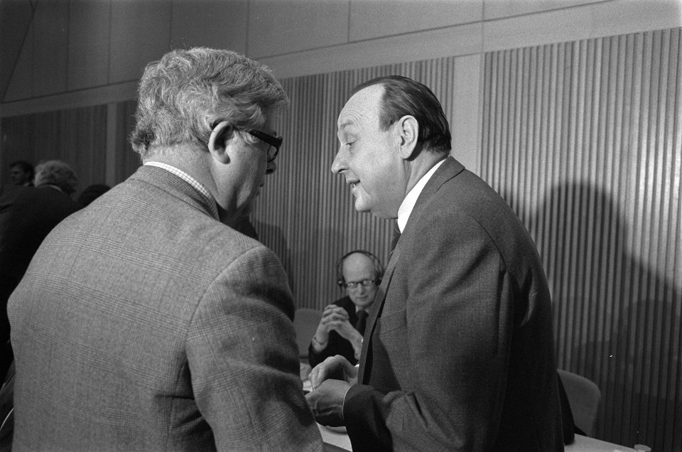 De Duitse minister Genscher (l) in gesprek met de Engelse minister Howe, Bestanddeelnr 933-6243