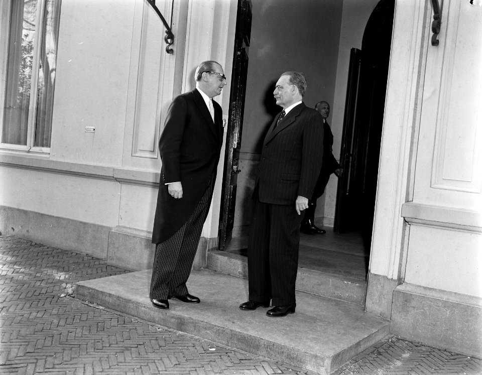 De Duitse minister van Buitenlandse Zaken, Heinrich von Brentano bij minister-pr, Bestanddeelnr 907-6302