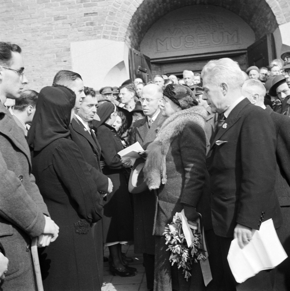 De koningin in gesprek met vrouwen wier mannen tijdens de Philips-staking door d, Bestanddeelnr 900-4118