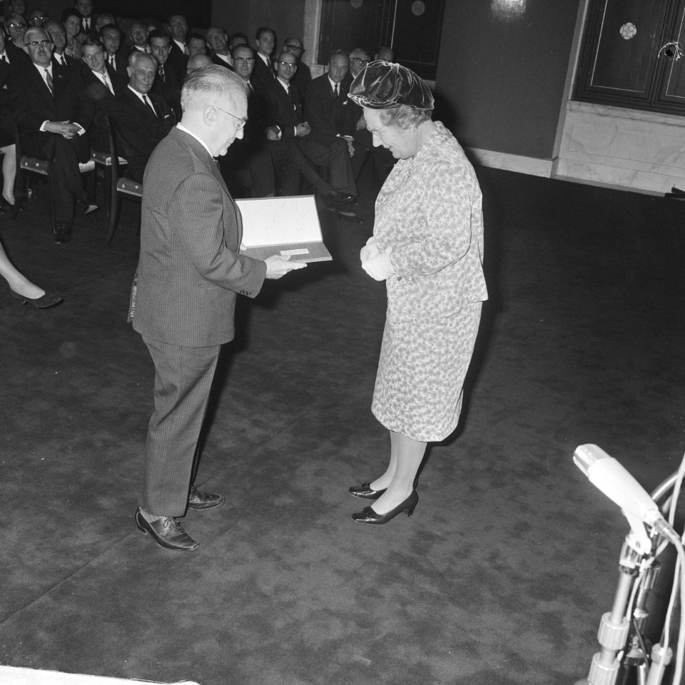 De Koningin feliciteert de schrijver in het Koninklijk Paleis op de Dam, Bestanddeelnr 921-7392