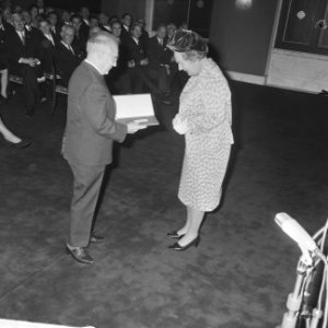 De Koningin feliciteert de schrijver in het Koninklijk Paleis op de Dam, Bestanddeelnr 921-7392