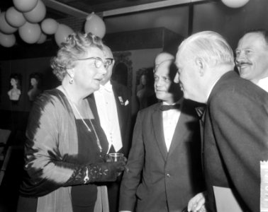De koningin in gesprek met Metten Koomstra, Bestanddeelnr 917-7677