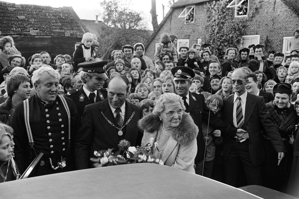 De koningin en burgemeester F. Niemeijer van Staphorst, Bestanddeelnr 930-4970