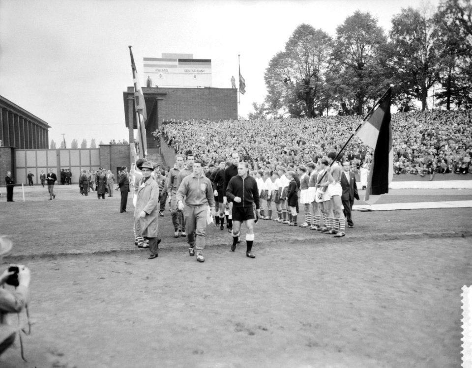 De elftallen betreden het Mungersdorfer stadion, Bestanddeelnr 910-7638