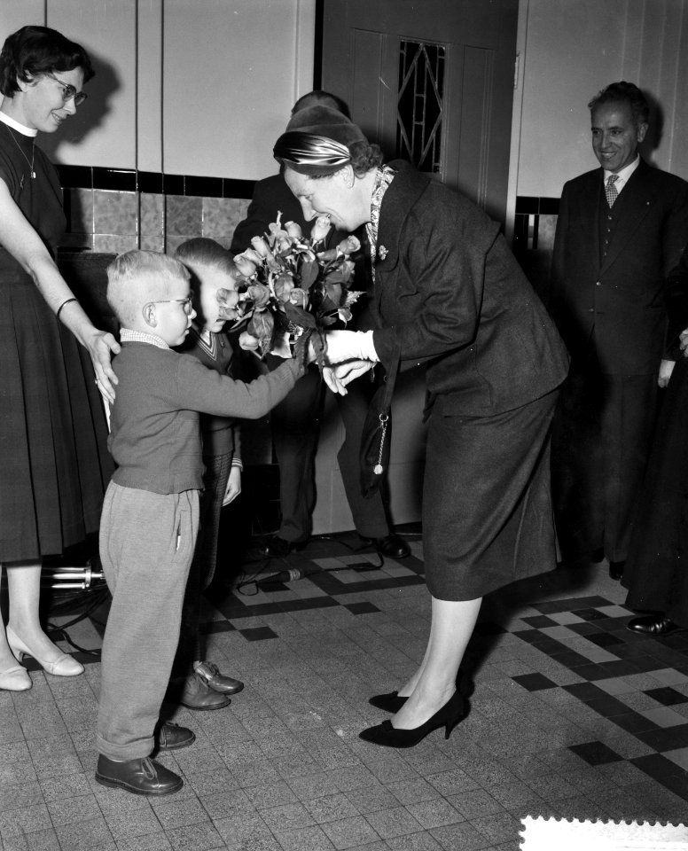 De koningin krijgt bloemen aangeboden door Jantje Pinnaker en Bruno Berkhout, Bestanddeelnr 910-7912