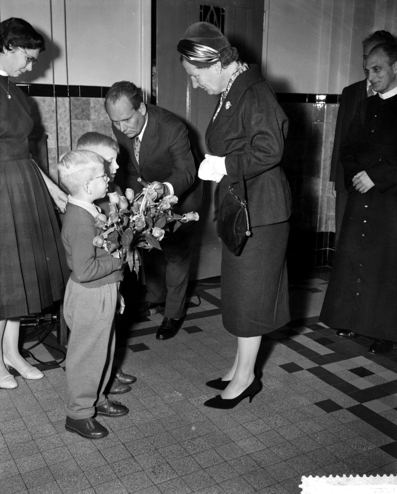 De koningin krijgt bloemen aangeboden door Jantje Pinnaker en Bruno Berkhout, Bestanddeelnr 910-7911