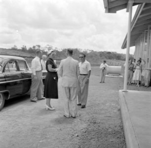 De koningin komt aan bij de pasteurisatie-inrichting van de bedrijfsboerderij va, Bestanddeelnr 252-4440