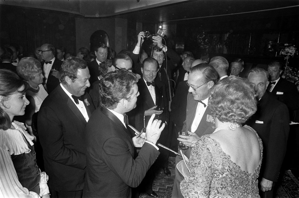De Engelse acteur Kenneth More in gesprek met prins Bernhard en koningin Juliana, Bestanddeelnr 922-8215