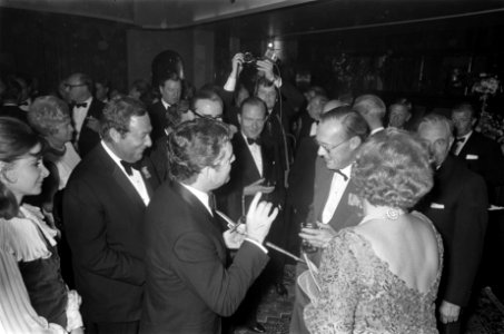 De Engelse acteur Kenneth More in gesprek met prins Bernhard en koningin Juliana, Bestanddeelnr 922-8215