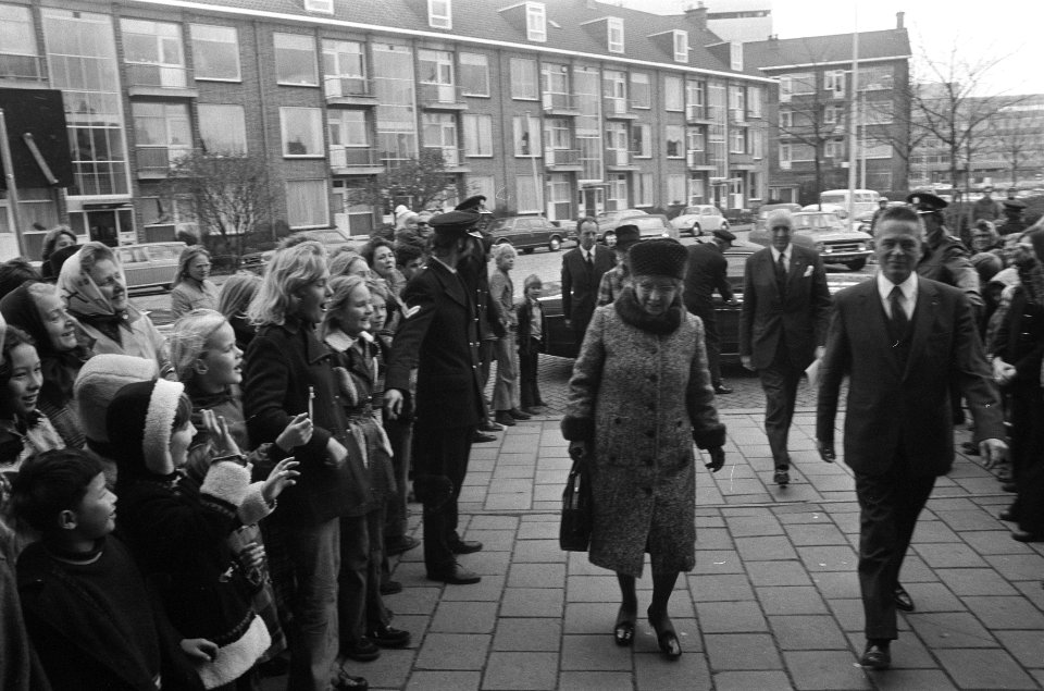 De koningin komt aan bij een school, Bestanddeelnr 926-8215