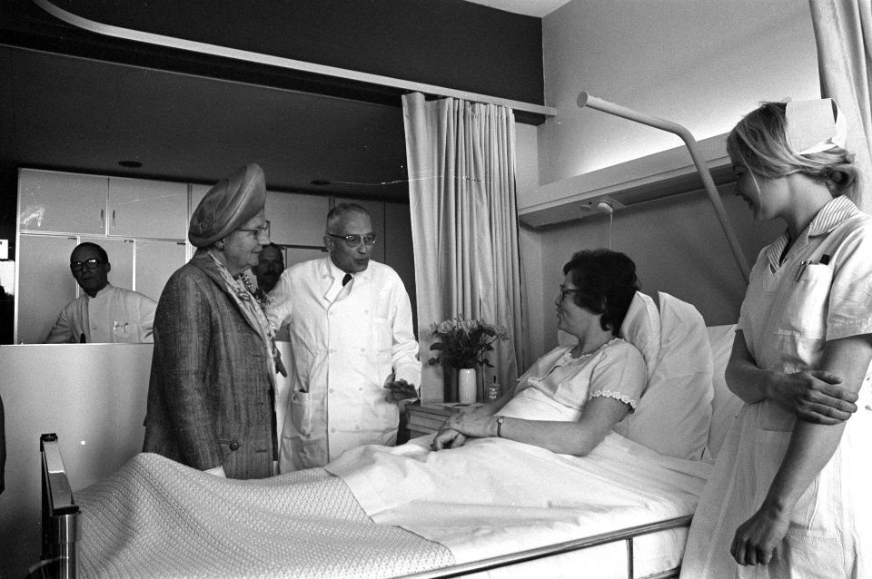 De koningin in gesprek met een patiënt en medisch personeel, Bestanddeelnr 925-5967