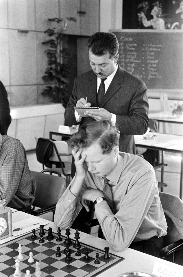 De Engelse Nigel Davies aan het schaakbord met achter hem de Yoegoslavische Svet, Bestanddeelnr 919-5571