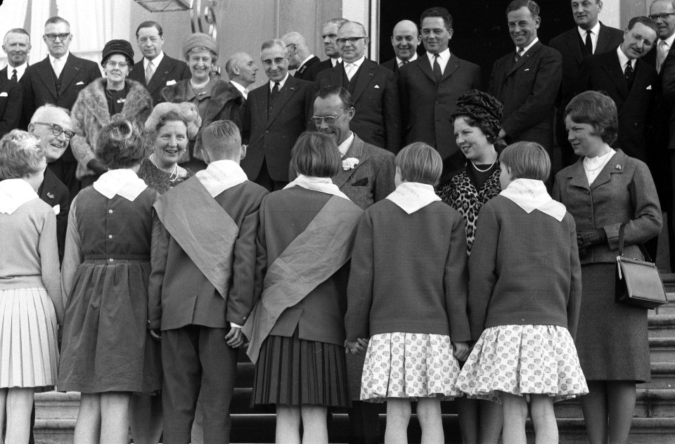 De koningin, prins Bernhard en de prinsessen Beatrix en Irene nemen op het borde, Bestanddeelnr 912-1874