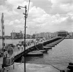 De Koningin Emmabrug gezien vanaf Punda in Willemstad op Curaçao, Bestanddeelnr 252-7239
