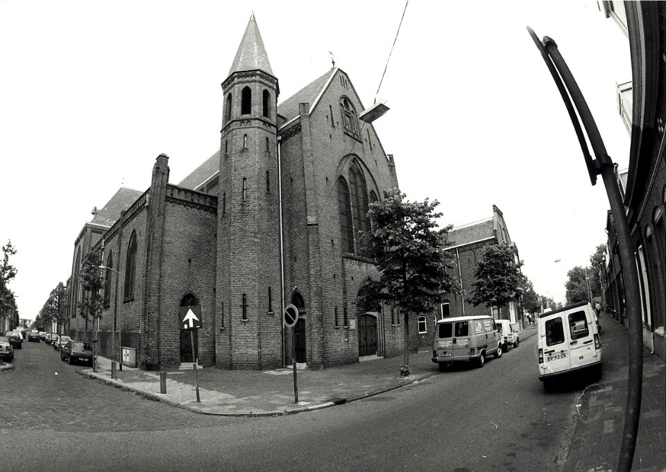 De Elisabeth en Barbara kerk aan de Paul Krugerstraat 43, hoek Generaal de la Reijstraat. Aangekocht van United Photos de Boer bv.- Negatiefnummer 32393 k 29. - Gepubliceerd in het Haarlems Dagblad va