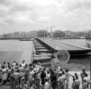 De Koningin Emmabrug gezien vanaf Punda in Willemstad op Curaçao. De pontonbrug , Bestanddeelnr 252-7237