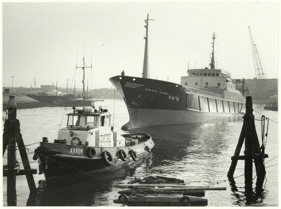 De Katwijk 74 Hendrika Johanna aan de grond gelopen in de Haringhaven