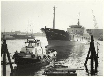 De Katwijk 74 Hendrika Johanna aan de grond gelopen in de Haringhaven