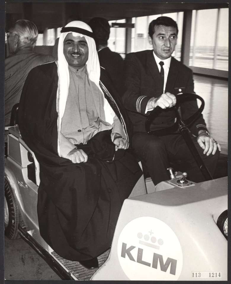 De emir van Koeweit, Khalid-Bin-Mohammed-al-Quasin arriveert op Schiphol voor ee, Bestanddeelnr 113-1214