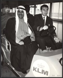 De emir van Koeweit, Khalid-Bin-Mohammed-al-Quasin arriveert op Schiphol voor ee, Bestanddeelnr 113-1214