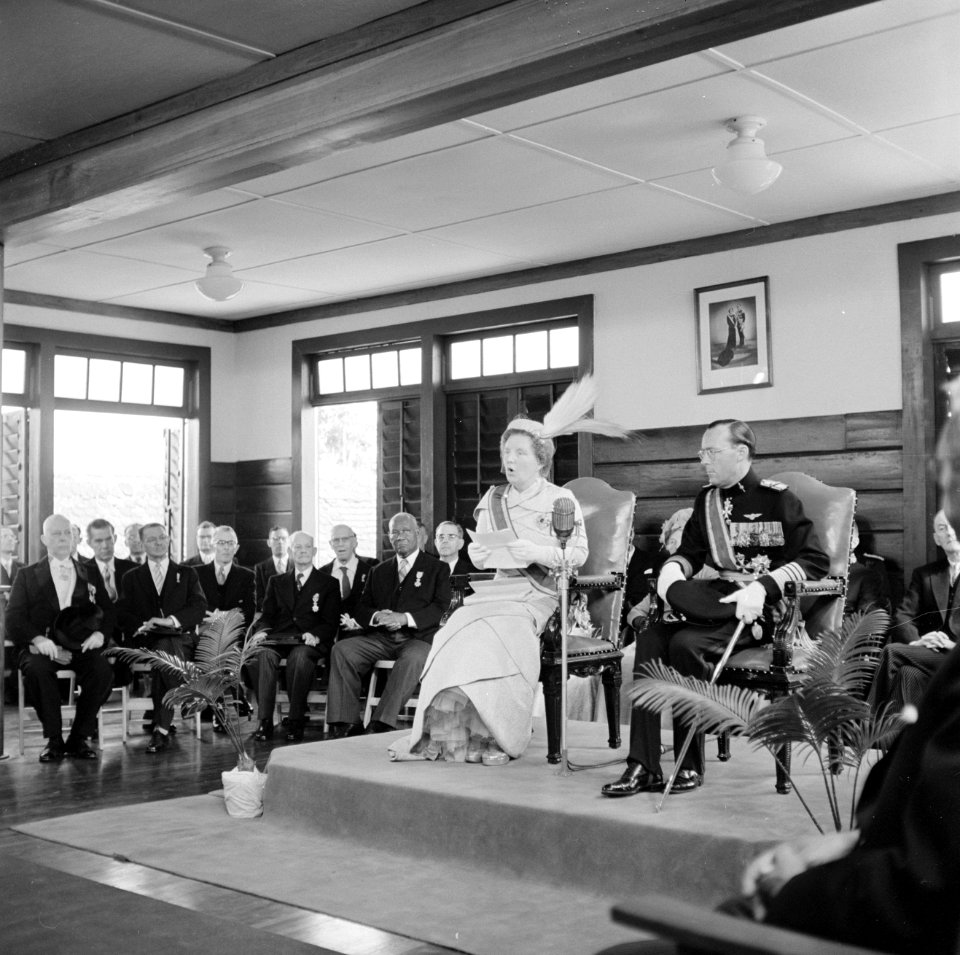 De koningin houdt een toespraak in de vergadering van de Staten van Suriname, Bestanddeelnr 252-4260
