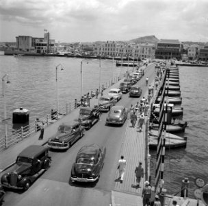 De Koningin Emmabrug gezien vanaf Punda in Willemstad op Curaçao, Bestanddeelnr 252-7240