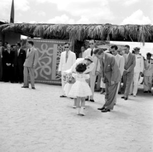 De koningin krijgt bloemen aangeboden bij de ingan van de Surinaamse jaarbeurs, Bestanddeelnr 252-4288