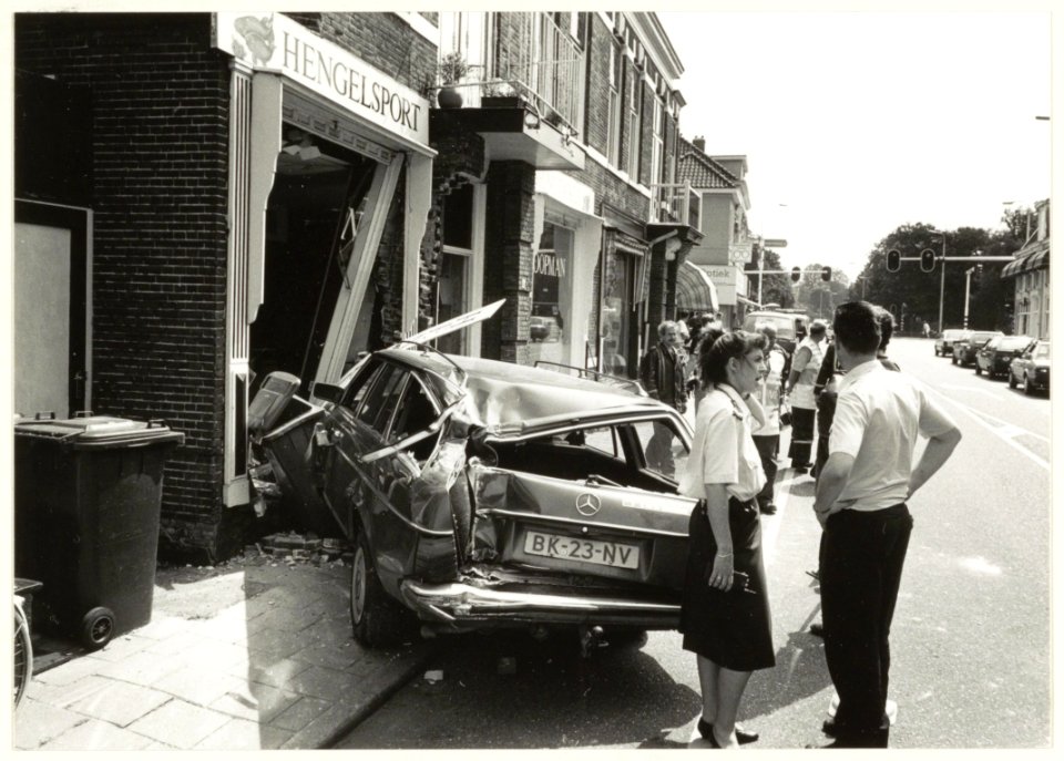 De eigenaar van de Mercedes ging bij hengelsportzaak Koopman naar binnen, maar zag zijn auto achter zich de winkel binnenglijden. Het voertuig kreeg een zet van een vrachtwagen. De vrachtwag, NL-HlmNHA 54032019