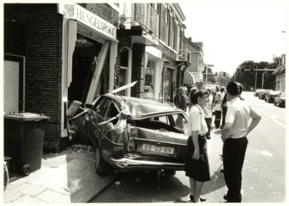 De eigenaar van de Mercedes ging bij hengelsportzaak Koopman naar binnen, maar zag zijn auto achter zich de winkel binnenglijden. Het voertuig kreeg een zet van een vrachtwagen. De vrachtwag, NL-HlmNHA 54032019