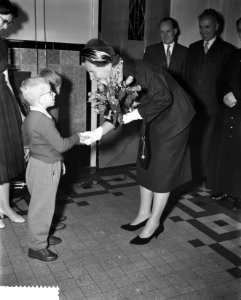 De koningin krijgt bloemen aangeboden door Jantje Pinnaker en Bruno Berkhout, Bestanddeelnr 910-7910
