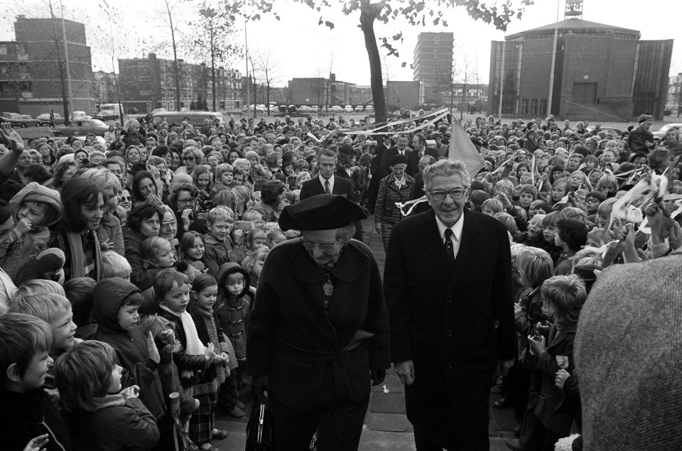 De koningin komt aan bij het wijkgebouw, Bestanddeelnr 926-8122