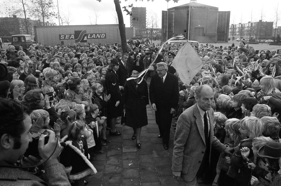 De koningin komt aan bij het wijkgebouw, Bestanddeelnr 926-8121