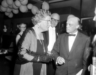 De koningin in gesprek met Metten Koomstra, Bestanddeelnr 917-7676