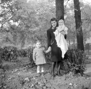 De echtgenote van Paddy met de twee kinderen, Bestanddeelnr 191-1057