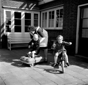 De echtgenote van Gerard de Jong met vierjarige zoon Gerrie en achtjarige dochte, Bestanddeelnr 254-3300