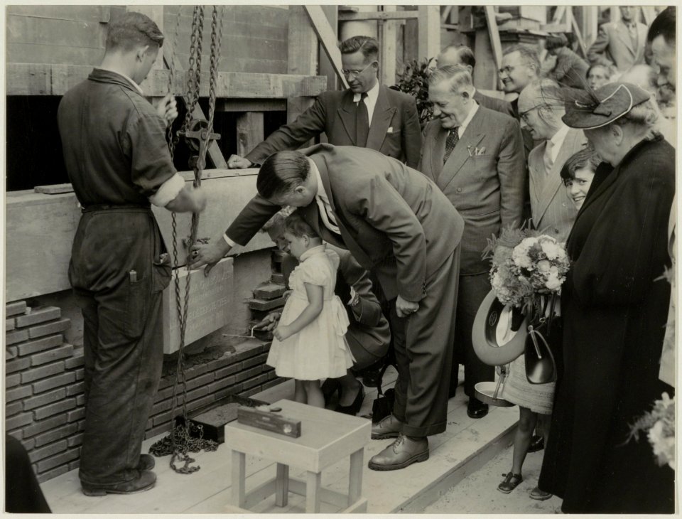 De driejarige Joke Bouwes heeft op 21 augustus 1952 de herdenkingssteen ingemetseld voor het nieuw te bouwen hotel. NL-HlmNHA 54005564