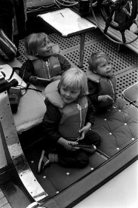 De drie prinsjes Willem-Alexander, Johan-Friso en Constantijn aan boord van het , Bestanddeelnr 925-6440