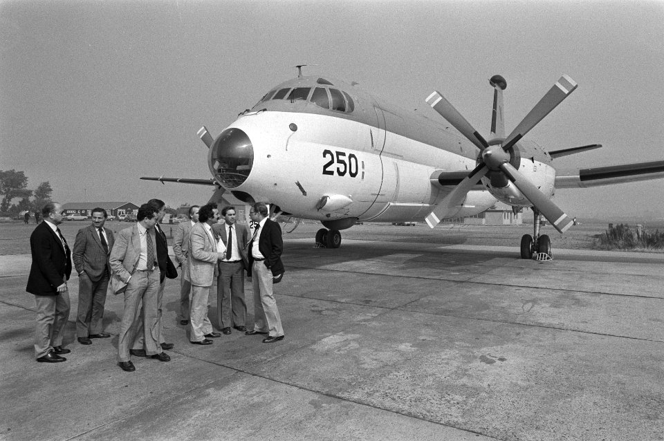 De kamerleden van de Kamercommissie van Defensie buiten bij een Brequet Atlantic, Bestanddeelnr 931-6726