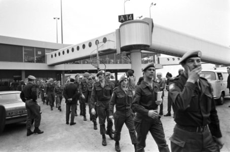 De Dutchbat militairen lopen naar het vliegtuig, Bestanddeelnr 930-1416