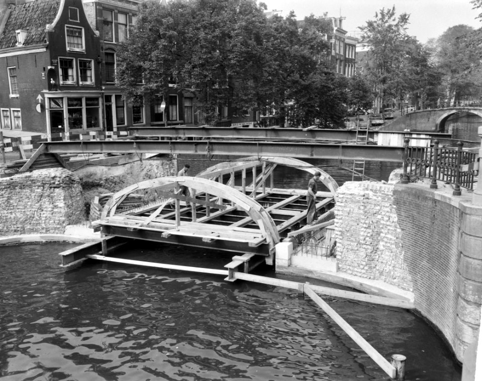 De bruggen over Reguliersgracht bij Amstelveld behouden haar ronde bogen, Bestanddeelnr 915-5593