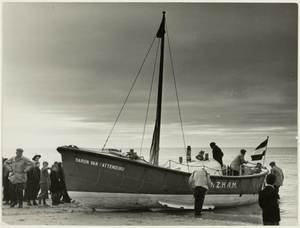 De Katwijkse reddingsboot , Baron van Kattendijke , tijdelijk gestationeerd in Zandvoort. NL-HlmNHA 54010307