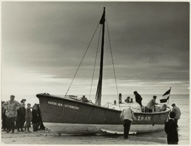 De Katwijkse reddingsboot , Baron van Kattendijke , tijdelijk gestationeerd in Zandvoort. NL-HlmNHA 54010307