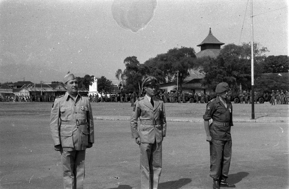 De drie met de Militaire Willemsorde gedecoreerden naast elkaar, vlnr. generaal-, Bestanddeelnr 6595