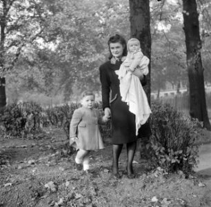 De echtgenote van Paddy met de twee kinderen, Bestanddeelnr 191-1054