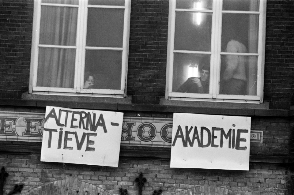 De Katholieke Academie te Beverwijk wordt nog bezet gehouden. Buiten is bord Al, Bestanddeelnr 923-1414