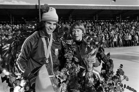 De kampioenen Eric Heiden en Sylvia Burka met lauwerkrans, Bestanddeelnr 929-0488