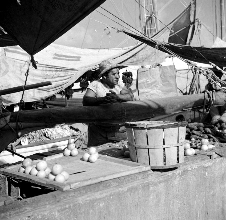 De drijvende markt aan de De Ruijterkade in Willemstad op Curaçao, Bestanddeelnr 252-7257