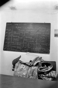 De Katholieke Academie te Beverwijk wordt nog bezet gehouden. Bord met alternat, Bestanddeelnr 923-1409